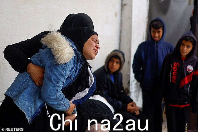一名妇女在加沙地带南部拉法的 Abu Yousef al-Najjar 医院为在以色列袭击中丧生的巴勒斯坦人举行的葬礼上哀悼,当时以色列和巴勒斯坦伊斯兰组织哈马斯之间的冲突仍在继续, 2024 年 5 月 6 日