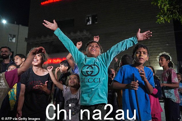 哈马斯宣布后,巴勒斯坦儿童在加沙地带中部的代尔巴拉赫庆祝