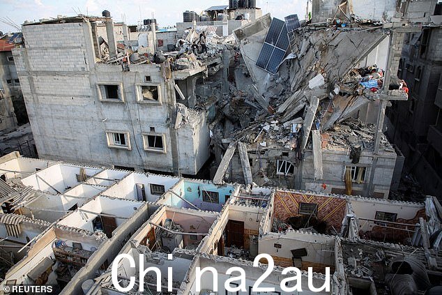 2024 年 5 月 7 日,巴勒斯坦人在加沙地带南部拉法检查以色列与巴勒斯坦伊斯兰组织哈马斯之间持续冲突中以色列袭击房屋的地点