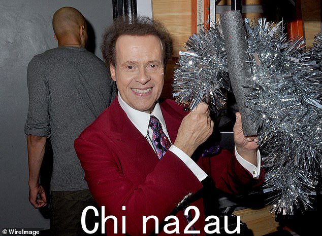 理查德·西蒙斯 (Richard Simmons) 在上传到 h 的罕见音频消息中表达了他对粉丝的感激之情是星期一的 YouTube 帐户; pictured 2013