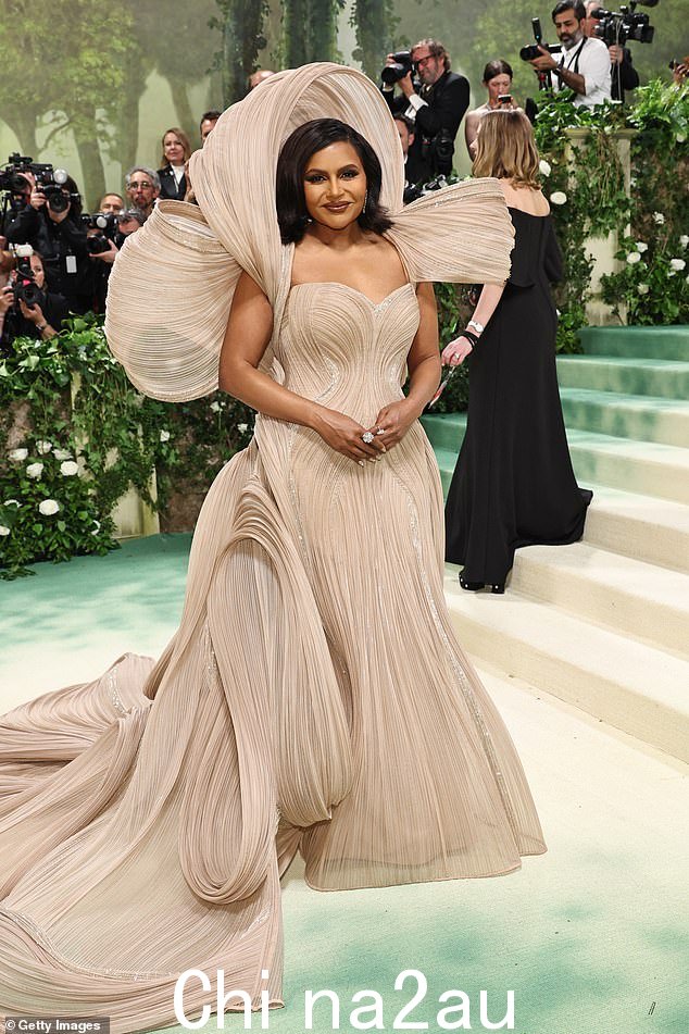 Mindy Kaling,44 岁,周一抵达 2024 年 Met Gala 时展示了她迄今为止最迷人的造型之一