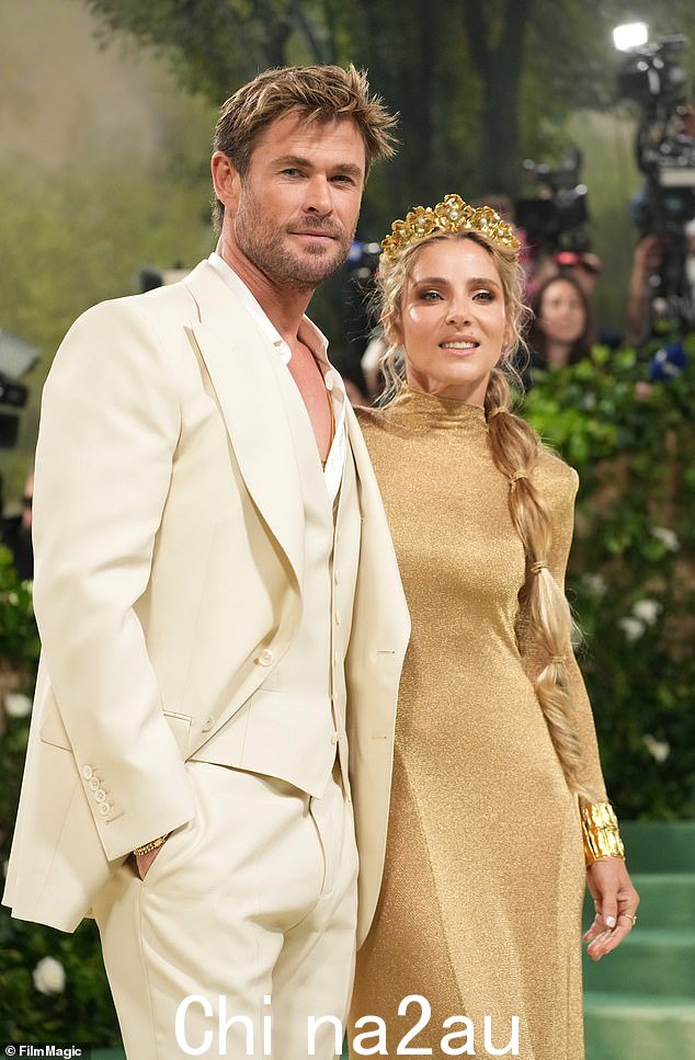 联合主席克里斯·海姆斯沃斯 (Chris Hemsworth) 和他的模特妻子埃尔莎·帕塔基 (Elsa Pataky) 身着定制版 Tom Ford 礼服亮相红毯,首次亮相 Met Gala