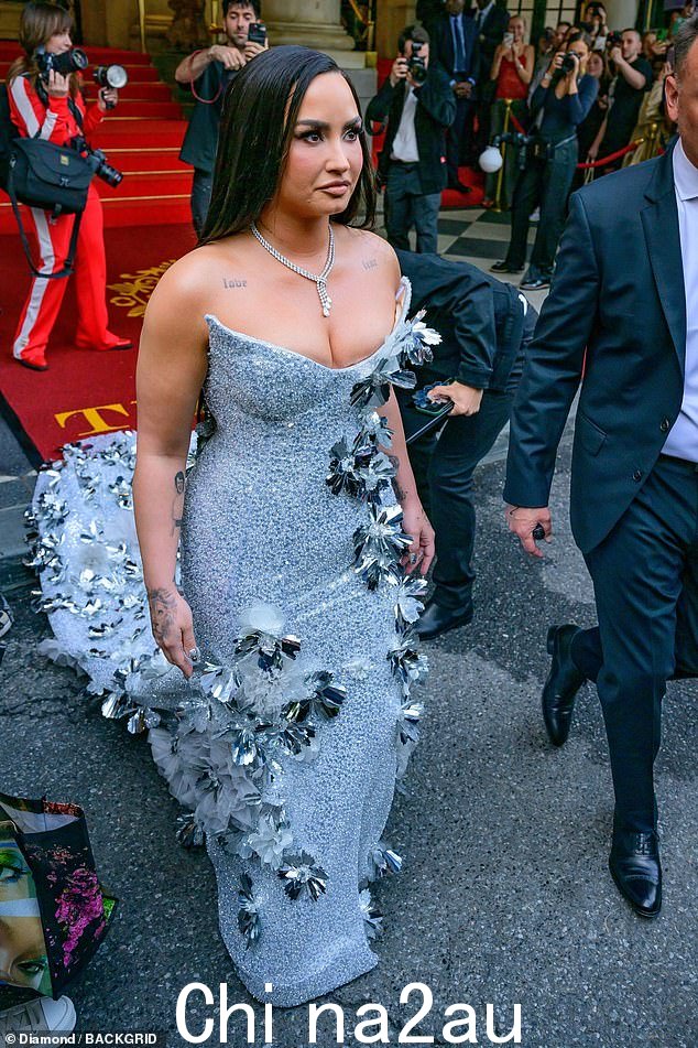 Lovato 图为抵达时尚盛会