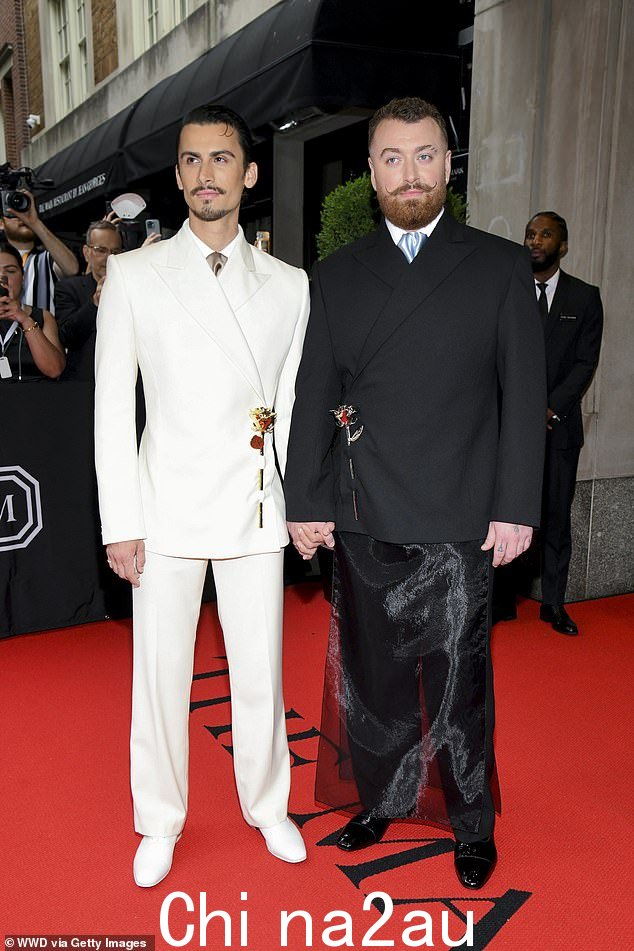 Sam Smith 周一抵达纽约大都会艺术博物馆参加今年的 Met Gala 时选择了更加低调的造型