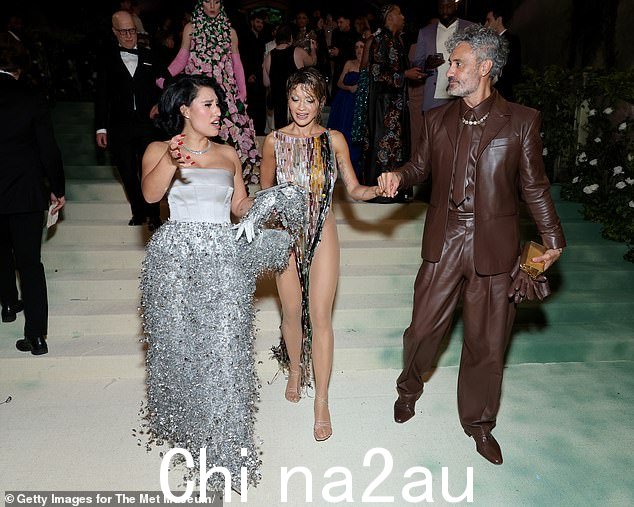 有人看到她与朋友 Rita Ora 和她的丈夫 Taika Waititi 在众星云集的活动中共度时光