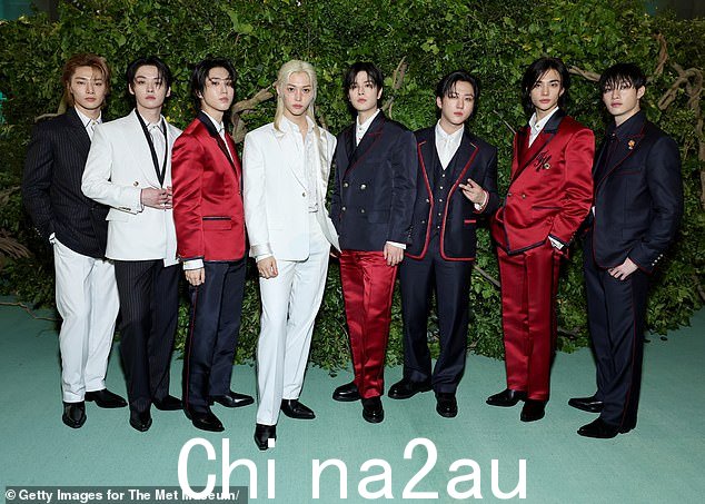 这支八人乐队由 Changbin、Hyunjin、Bang Chan、Lee Know、Felix、Seungmin、I.N. 和 Han 组成,照片为 5 月 6 日在 Met Gala 舞会上合影