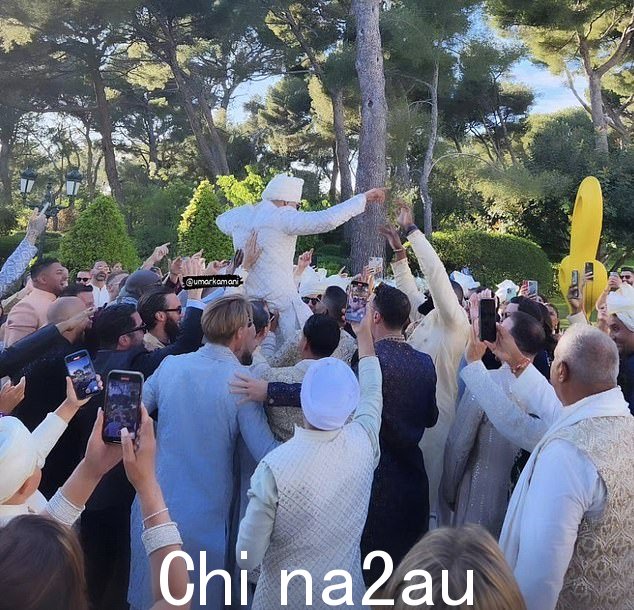 胜利的欧麦尔在婚礼后的聚会上第二次被会众扛在肩上