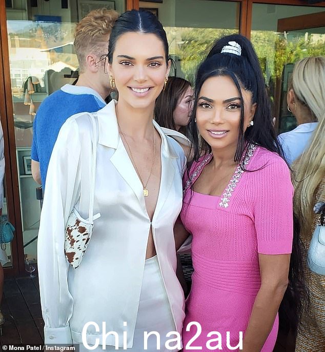 早在 2021 年,她就与 Kendall Jenner 的 818 Tequila 合作参加了 Vogue100 活动。在活动期间,Mona 有机会与这位电视名人拍了一张快照。