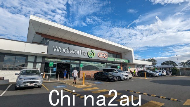 Che Pierson Hermans 向他的父母发送了一段视频,显示他在 Mountview 购物中心外用刀抵住喉咙。图片:Nicola McNamara/澳大利亚新闻集团
