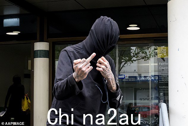 哈达德最初离开法院时,连帽衫紧紧遮住脸,同时向记者竖起中指(如图)