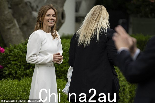 前辣妹在乔和吉尔·拜登乘坐海军陆战队一号从南草坪起飞时向他们挥手致意