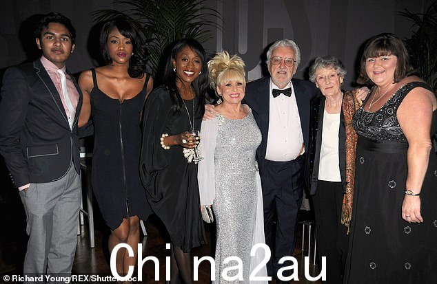 Barbara 和 Cheryl 与 EastEnders 演员在 2010 年国家电视奖预热派对上合影