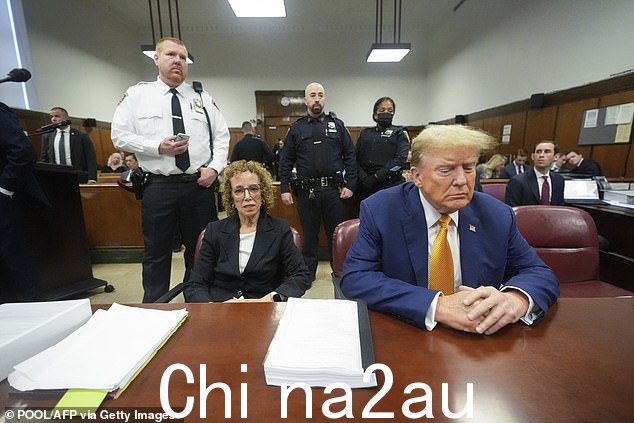特朗普没有直视否认与丹尼尔斯有染的丹尼尔斯,而是皱着眉头看着她在面前视频屏幕上的证词