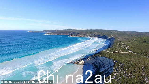 西澳大利亚州沿海小镇布雷默湾(如图)的一家诊所除了免费住宿和四轮驱动车外,还为一名新医生提供高达 45 万澳元的报酬