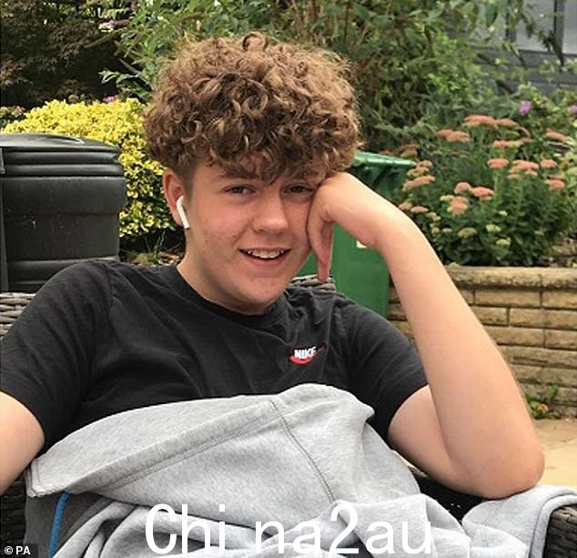 Olly Stephens(如图)在社交媒体上发生争执后被两名十几岁男孩刺死。他的父亲表示,孩子们对这些平台上看到的内容变得“麻木不仁”” class=