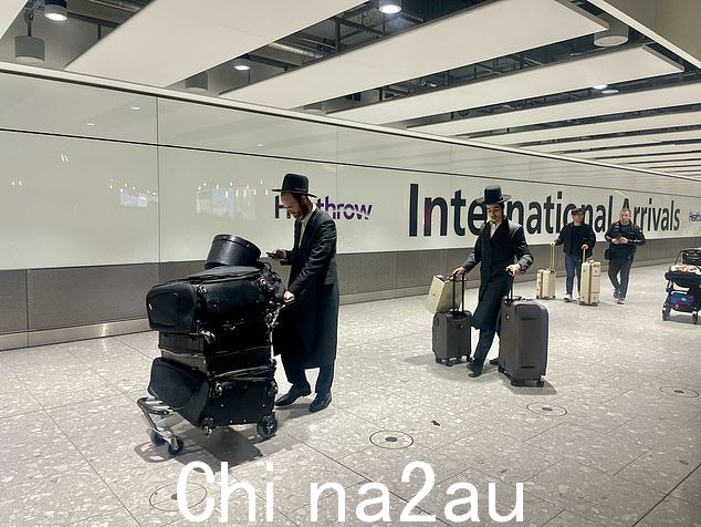 去年晚上 10 点,有几个人从希思罗机场到达航站楼出来因为他们的护照是手动处理的