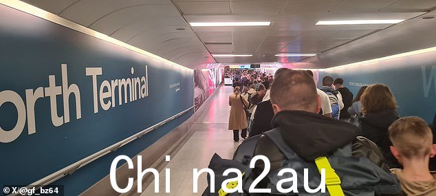 昨晚盖特威克机场排起了长队,数千名旅客在等待检查护照