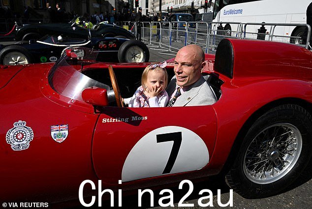 Stirling Elliot Moss(与他的女儿 Stephanie 合影)和 Helen Jane Moss 计划在威斯敏斯特教堂推迟送行