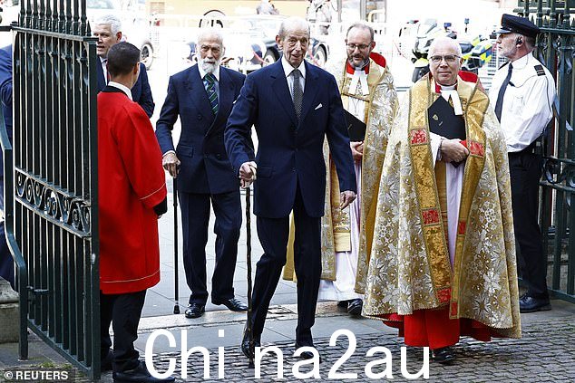 今天有超过 2,000 人聚集在一起庆祝斯特林爵士的赛车生涯,其中包括迈克尔王子和肯特公爵爱德华王子
