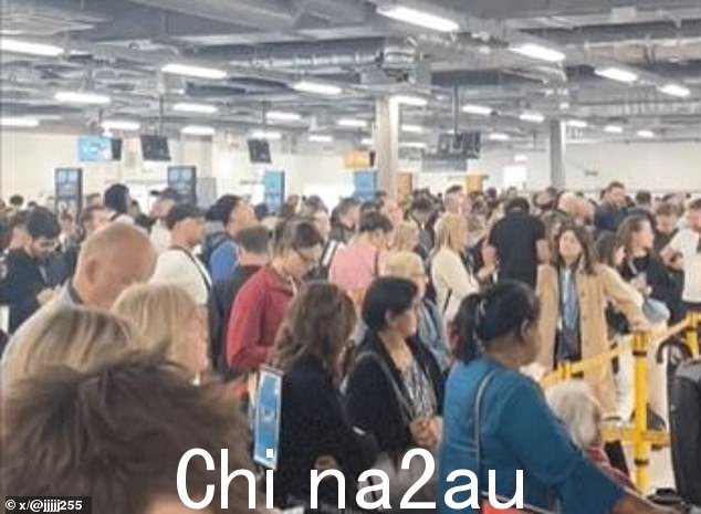社交媒体上分享的图片也显示昨晚卢顿机场大排长龙