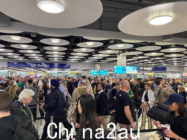 在宣布电子登机门已恢复并运行后,希思罗机场的队列正在缓慢移动