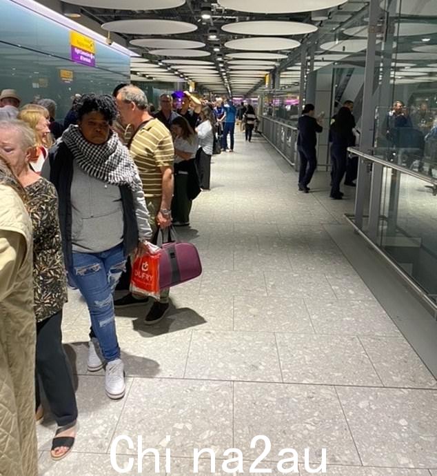 希思罗机场 5 号航站楼昨晚看到旅客排起长队等待检查护照