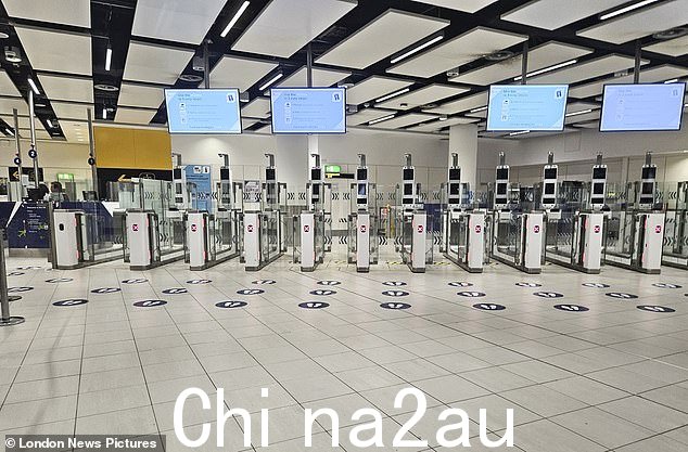 昨晚西萨塞克斯盖特威克机场边境管制处的自动护照扫描门坏了