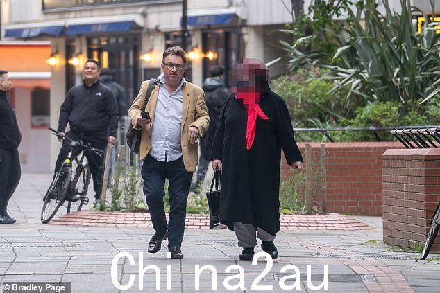 《邮报》记者尼尔·西尔斯上周在伦敦市中心一栋高层建筑的新一居室议会公寓里见到了现实生活中的玛莎