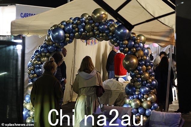 亚当也参加了庆祝活动;这位身穿红色连帽衫和蓝色下装的明星与他的搭档一起庆祝