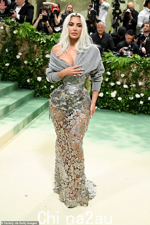 Khloe 谈到她穿着 Maison Margiela 定制服装的妹妹 Kim,“我不好!!!!!!天哪,蝙蝠侠”” class=