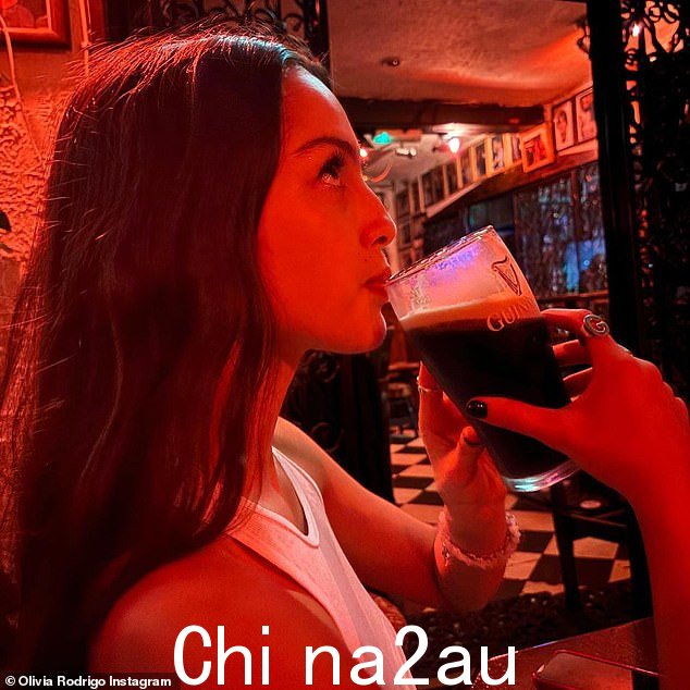 这位 21 岁的美国流行偶像最近抵达英国,参加她的 Guts 世界巡演的最新一站,并在巡演站点中探索城市,度过了愉快的时光