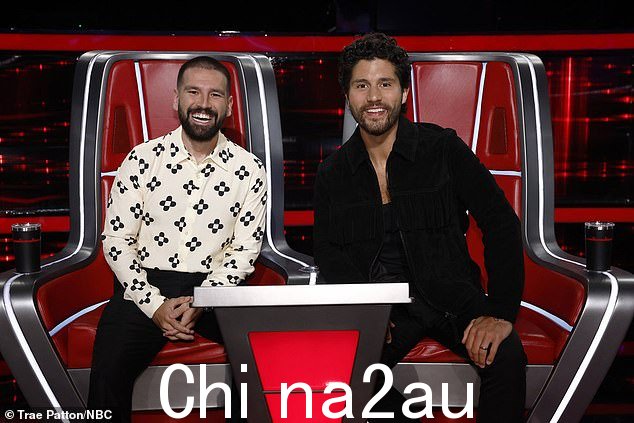 节目主持人 Carson Daly,50 岁,随后询问 Dan + Shay 在 Tae 充满活力的表演后是否有什么话要对他说
