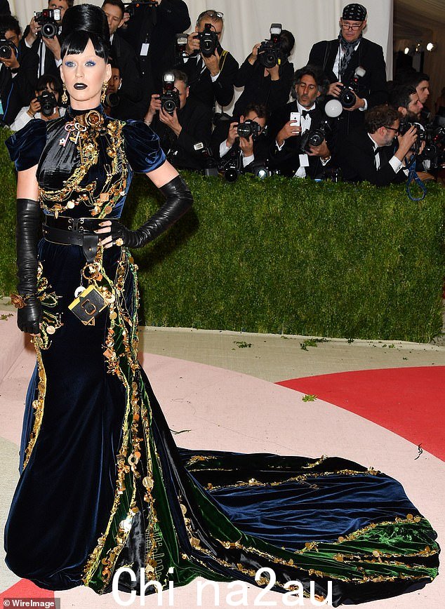 凯蒂·佩里 (Katy Perry) 在参加 2016 年 Met Gala 时穿着的裙子被拍到,她说裙子太大了,很难使用浴室,这表明她甚至可能穿成人尿布