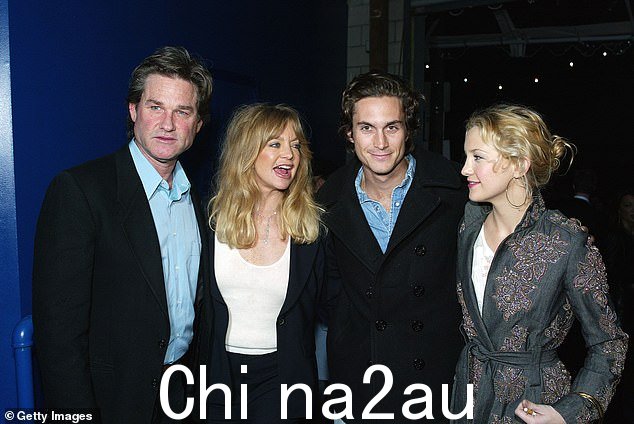他们长期以来一直将戈尔迪的长期伴侣、73 岁的库尔特·拉塞尔 (Kurt Russell) 视为他们的“父亲”; Kurt、Goldie、Oliver 和 Kate 于 2003 年出现