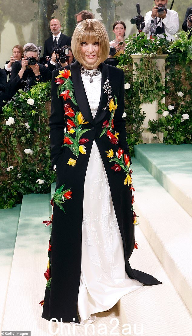 Dame Anna Wintour 通过选择 Loewe 的 Jonathan Anderson 设计的端庄大衣连衣裙展现了真正的力量,Liz Jones 写道