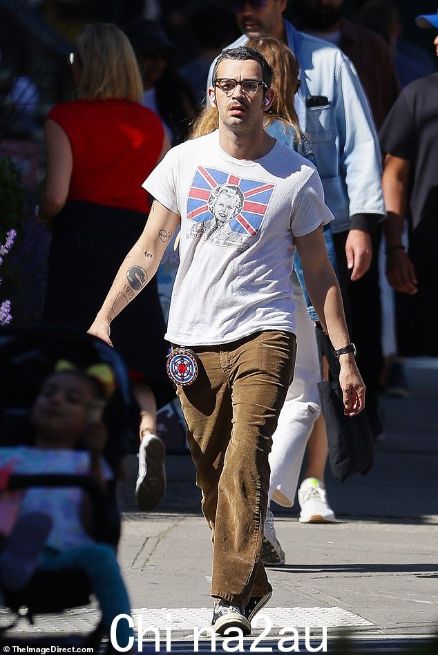Matty Healy 在成为泰勒·斯威夫特 (Taylor Swift) 新专辑的最新目标后,周二在纽约亮相,以新造型亮相