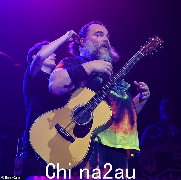 Jack Black,54 岁,周三在曼彻斯特 The AO Arena 举行的 Tenacious D 巡演中大汗淋漓时得到了帮助