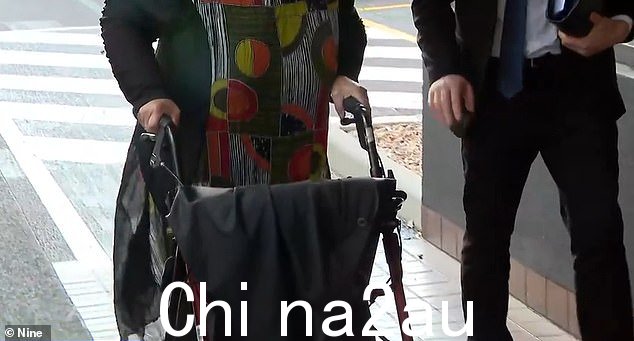 在可怕的考验中,老妇人被迫用助行器击退男子