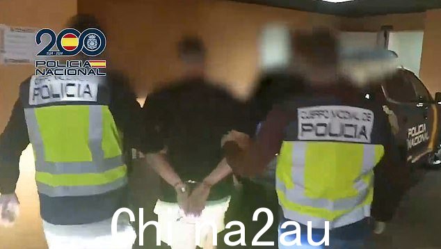 国家警察局分享的视频片段显示该男子被两名警官带入警察局