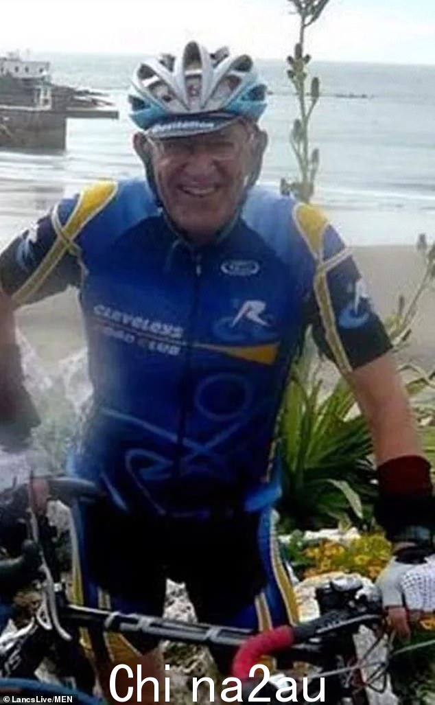 Harry Colledge,84 岁,前轮卡在兰开夏郡道路的巨大裂缝中,从自行车上摔下来,造成灾难性脑损伤