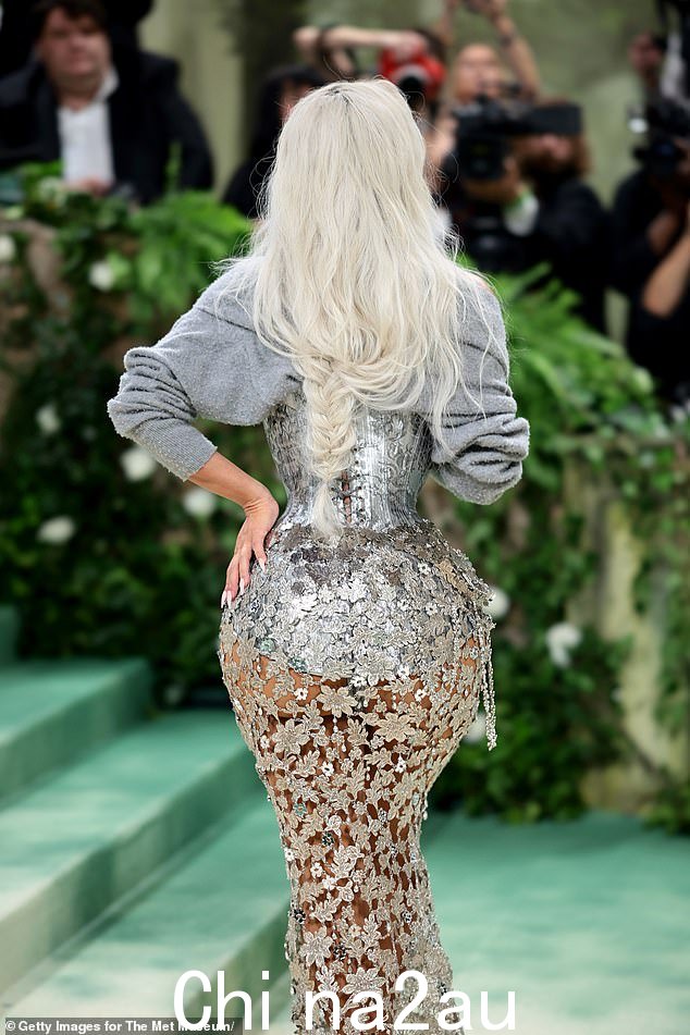 她在纽约大都会艺术博物馆穿着由 John Galliano 设计的 Maison Margiela Artisanal 小礼服,震惊了围观者