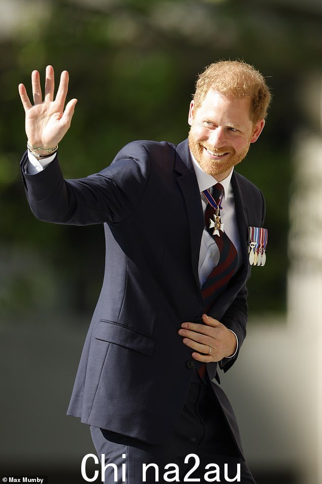 苏塞克斯公爵哈里王子在出席 Invictus Games Foundation 十周年庆典时佩戴奖牌