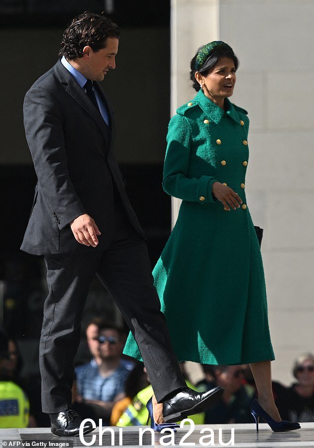 英国退伍军人事务国务大臣约翰尼·默瑟(左)和英国首相里希·苏纳克的妻子阿克莎塔·穆蒂抵达出席仪式