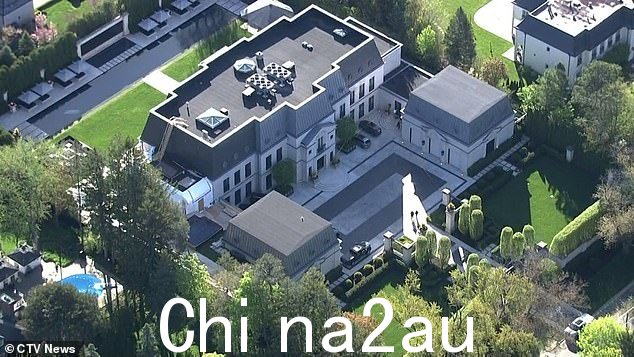 Drake 在 2015 年成为头条新闻,他斥资 670 万美元购买了这块土地,然后斥资惊人的 1 亿美元建造了这座富丽堂皇的庄园
