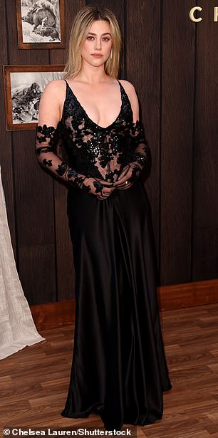 Lili 穿着一件黑色缎面连衣裙,裙子上有一件透明的紧身胸衣,材质上有闪闪发光的亮片细节,展现出优雅的气质
