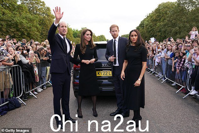 凯瑟琳,威尔士王妃,威廉王子,威尔士亲王,哈里王子,苏塞克斯公爵和梅根,苏塞克斯公爵夫人在女王会议结束后在温莎城堡的长廊上与公众见面Death