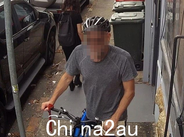 可以看到这位穿着考究的骑车人随意地骑着自行车经过他返回钥匙的汽车。他的红色挂绳上有一个锋利的物体,可以破坏汽车