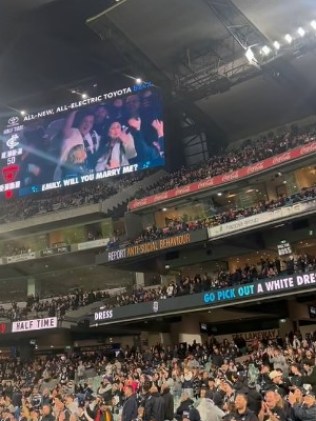Emily 和 Josh 周四晚上在 MCG 订婚了。图片:Instagram/Carlton_FC