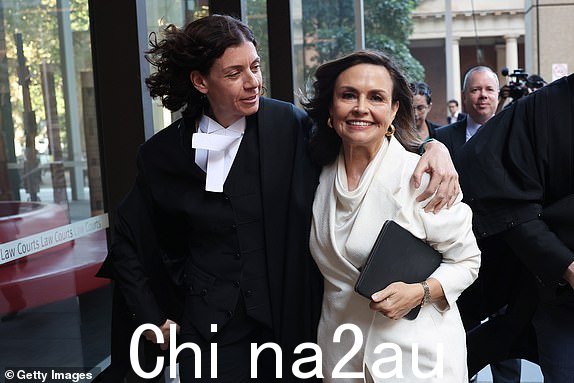 澳大利亚悉尼 - 4 月 15 日:2024 年 4 月 15 日,澳大利亚悉尼,Sue Chrysanthou SC 出庭时拥抱 Lisa Wilkinson。迈克尔·李 (Michael Lee) 法官在布鲁斯·莱曼 (Bruce Lehrmann) 诽谤案中做出了有利于十号网络和记者丽莎·威尔金森 (Lisa Wilkinson) 的裁决。此案源于“The Project”新闻节目中播出的指控,其中布列塔尼·希金斯声称她在议会大厦被一名同事强奸。莱尔曼否认与希金斯女士有任何性接触,并指控广播诽谤,尽管没有明确表示命名。法院根据可能性的权衡,认定莱尔曼强奸了布列塔尼·希金斯。 (摄影:Don Arnold/Getty Images)13339529