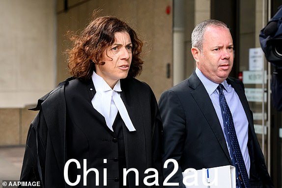 Sue Chrysanthou(左)于 2024 年 5 月 1 日星期三抵达悉尼澳大利亚联邦法院。(AAP 图片/Bianca De Marchi)无存档